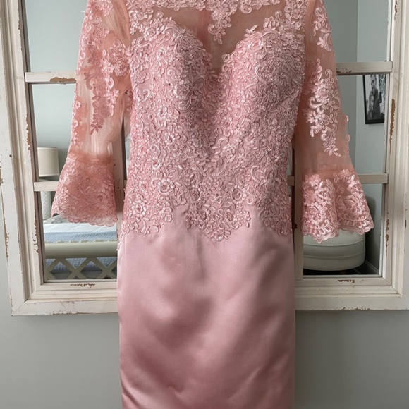 Mother of the bride dress with matching shoes - Picture 2 of 15